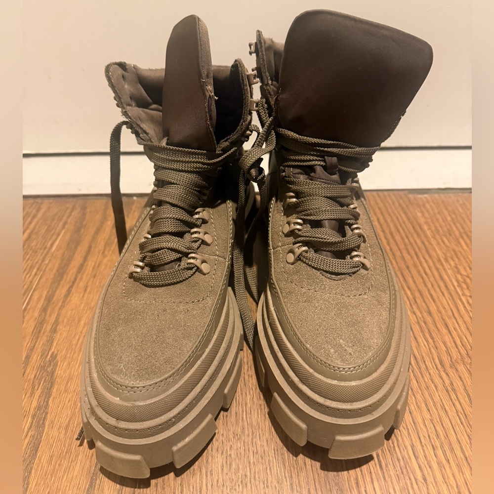 Zara Olive green chunky hiking / winter boots, US size 9, gently worn